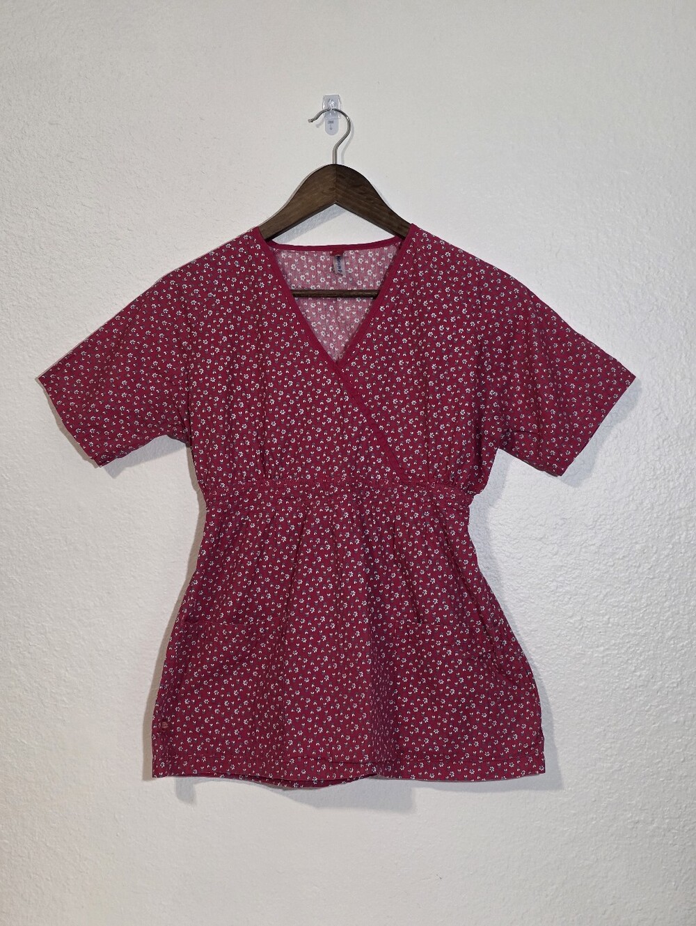 Dickies Medical Scrubs Top Womens Small S Red Floral Print Cotton Smocked Wrap